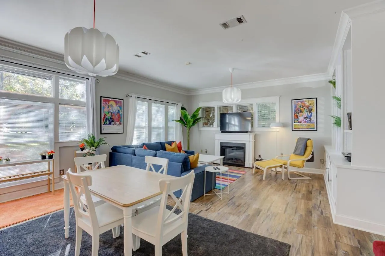 Hip And Spacious Midtown Cottage Near Beale Street メンフィス 0*,  米国