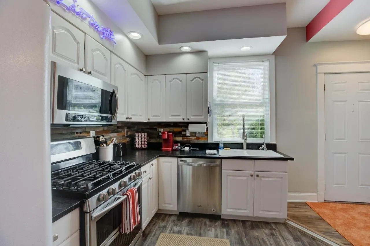 Hip And Spacious Midtown Cottage Near Beale Street メンフィス 別荘