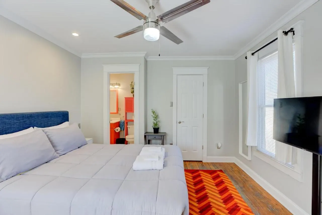 Hip And Spacious Midtown Cottage Near Beale Street メンフィス 0*,  米国